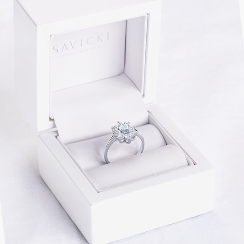 Pierścionek zaręczynowy SAVICKI: białe złoto, białe szafiry